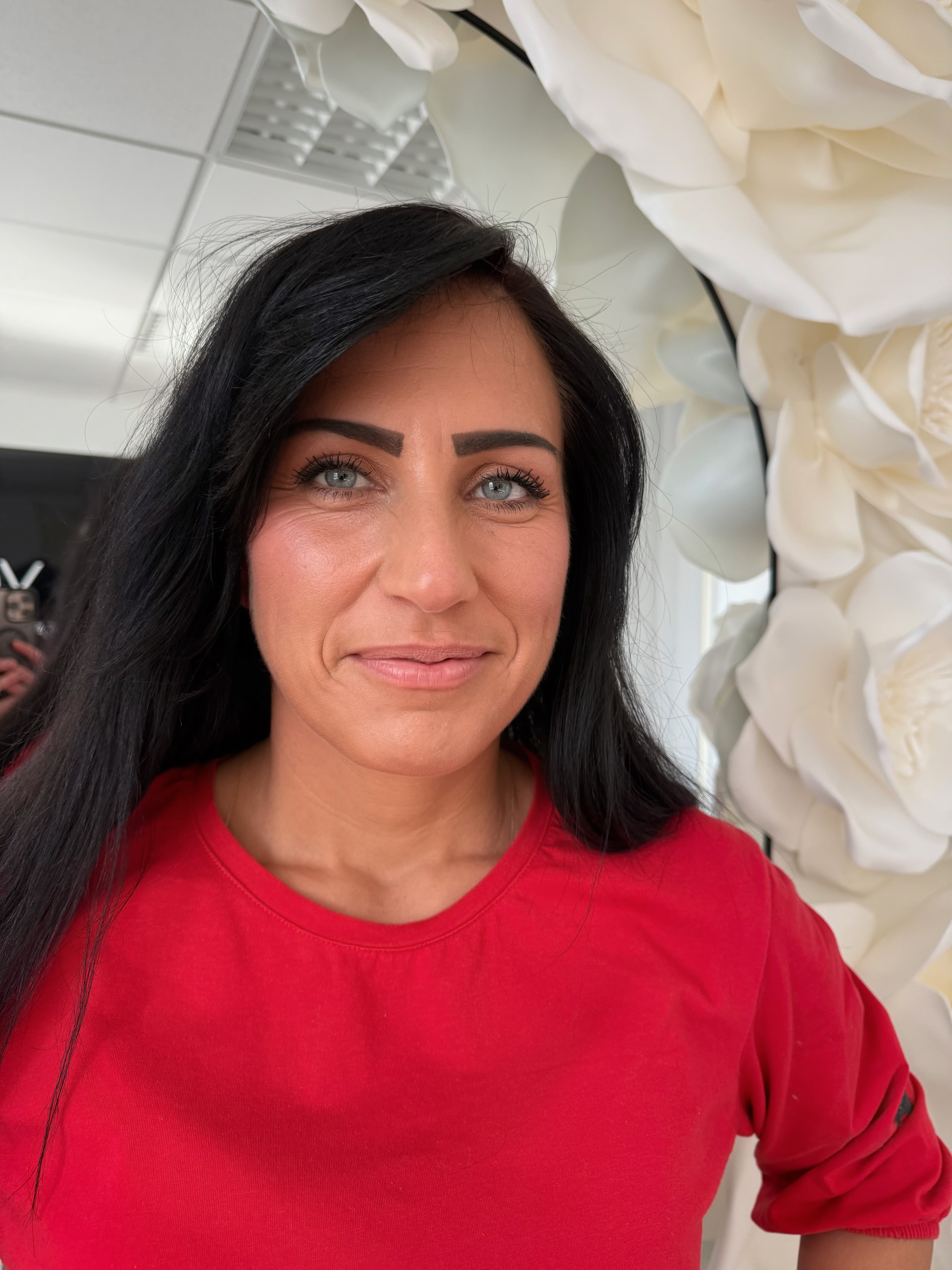 Augenbrauen nach der Permanent Make-up Behandlung, natürlich definierte Form