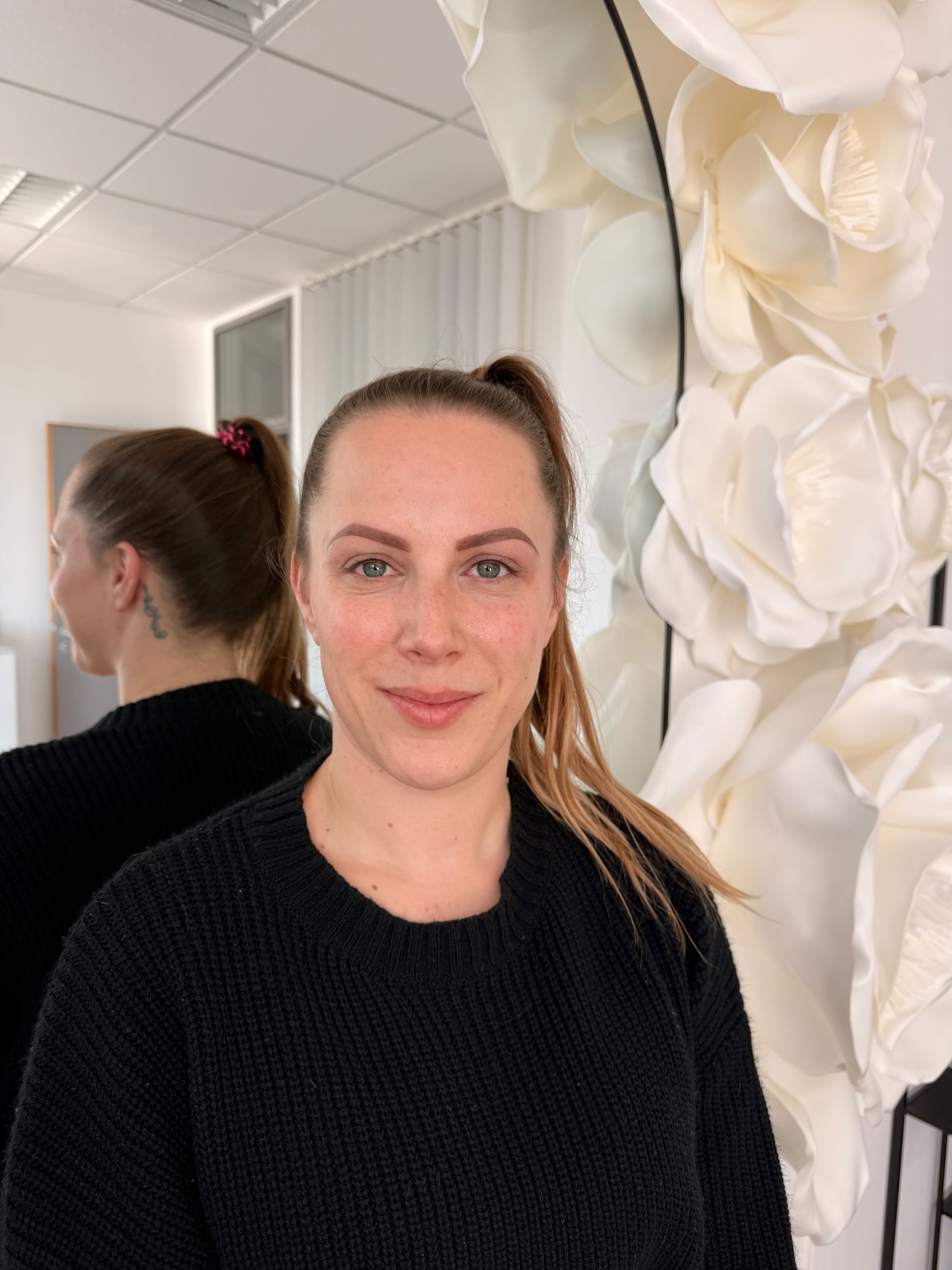 Augenbrauen nach der Permanent Make-up Behandlung, natürlich definierte Form